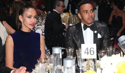 La modelo Madalina Ghenea y Lewis Hamilton, en la fiesta de Amfar.