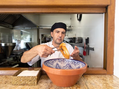 Jorge Gómez Bermúdez prepara los churros de manera tradicional en Er Mojaíto (Ojén, Málaga) y los acaba en un baño en un lebrillo con agua y sal.