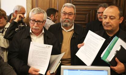 Toxo y Mendez presentan la iniciativa de la renta mínima en el registro del Congreso