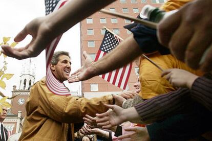El aspirante a la presidencia de EE UU John Kerry saluda a sus partidarios en Manchester, New Hampshire.
