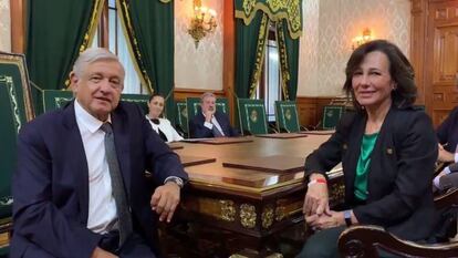 El presidente López Obrador y la presidenta del Grupo Santander, Ana Botín, este lunes en Palacio Nacional.