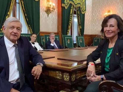 El presidente López Obrador y la presidenta del Grupo Santander, Ana Botín, este lunes en Palacio Nacional.