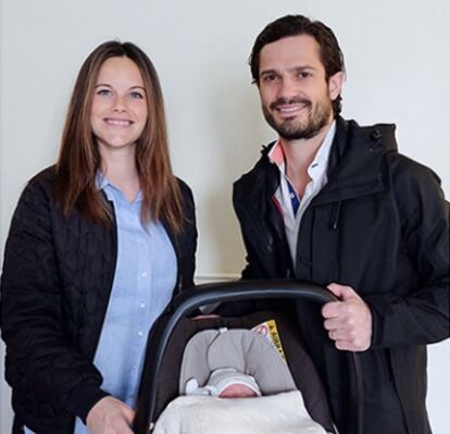 La primera foto de Carlos Felipe de Suecia y Sofía Hellqvist con su hijo difundida por la casa real sueca.