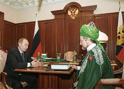 Putin y el líder espiritual de los musulmanes rusos, ayer en una reunión en el Kremlin.