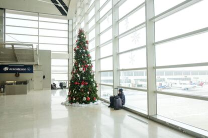 Un viajero en el aeropuerto de Detroit (Michigan), donde los vuelos han quedado varados ante la tormenta, el viernes pasado.