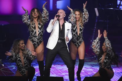 El cantante Pitbull, en su actuación de anoche tras ganar el premio Global Ambassador Award.