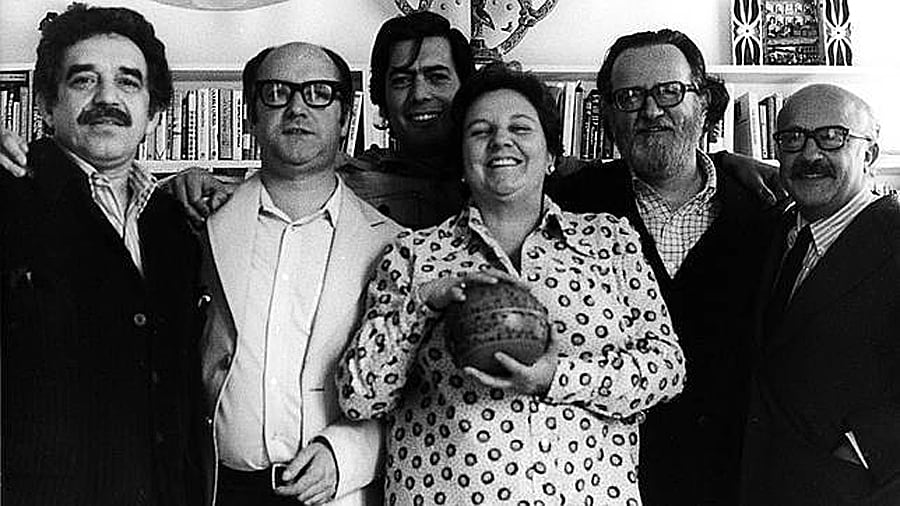 Gabriel García Márquez, Jorge Edwards, Mario Vargas Llosa, José Donoso, y Ricardo Muñoz Suay, junto a Carmen Balcells en casa de la «superagente» durante la despedida de Vargas Llosa en 1974.