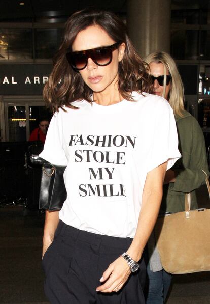Victoria Beckham con uno de sus irónicos diseños paseando por Los Ángeles en 2017.