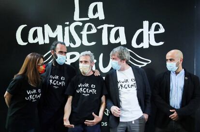 
'Vivir es urgente', el lema del fallecido cantante Pau Donés, fallecido hace exactamente un año, cobra vida a través del proyecto solidario 'La camiseta de Pau', impulsado por Correos junto con diversas organizaciones, como Cris contra el Cáncer.