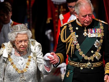 La reina Isabel II y su hijo y heredero, el príncipe Carlos, en el acto de la apertura del Parlamento británico en octubre de 2019 en Londres.