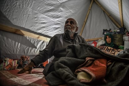 Un hombre mayor con su familia en una tienda de campaña en Rafah, en el sur de Gaza, el pasado 26 de enero.