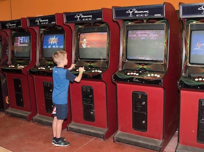 Un niño juega en una de las casi 100 máquinas del salón recreativo Arcade Planet de Dos Hermanas (Sevilla).