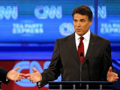 Mitt Romney (Izq.) y Rick Perry durante su participaci&oacute;n en un debate de candidatos republicanos en Florida en septiembre pasado