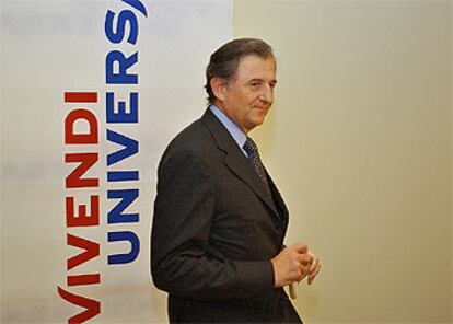 El director general de Vivendi, Jean René Fourtou, tras el anuncio de la venta, ayer en París.