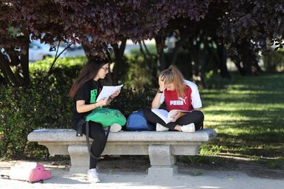 Unas alumnas en Ciudad Universitaria antes del examen de Selectividad.