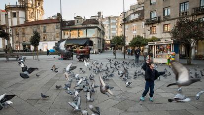 Un niño juega en una zona peatonal del centro de Pontevedra.