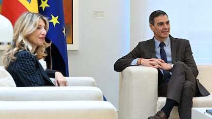 El presidente del Gobierno, Pedro Sánchez, junto a la vicepresidenta segunda y ministra de Trabajo y Economía Social, Yolanda Diaz, en una reunión en La Moncloa.