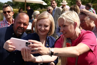 Liz Truss (centro), junto a varios simpatizantes en Marden, este sábado. 