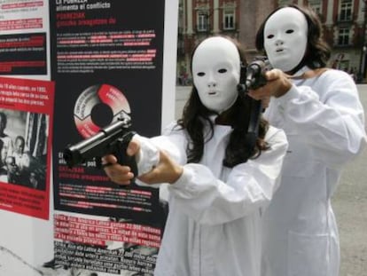 Acto de protesta llevado a cabo por miembros de la ONG Intermón-Oxfam en Bilbao, en protesta por el comercio incontrolado de armas.