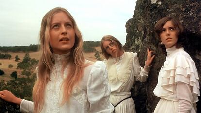 Fotograma de ‘Picnic en Hanging Rock’, la versión cinematográfica de Peter Weir de 1975. En primer plano, Anne-Louise Lambert interpretando a Miranda.