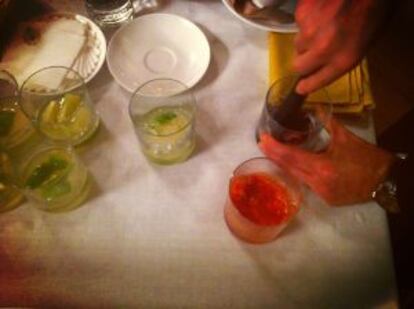 Preparación de una caipiriña de fresa, aperitivo de la cena de inauguración de Madrid Fusión.