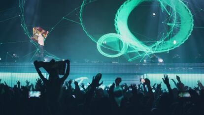 Armin Van Buuren el sábado en plena actuación en las instalaciones de Feria Valencia.