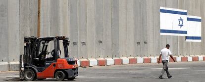 Un trabajador israelí en el paso comercial de Kerem Shalom al sur de la Franja de Gaza.