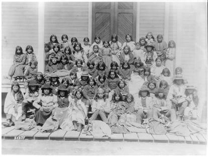 Niños apaches a su llegada al internado para indios de Carlisle, en Pensilvania.