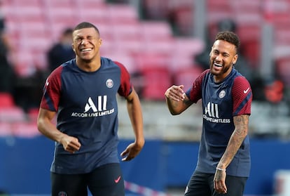 Mbappe y Neymar ríen durante el entrenamiento previo a la final.