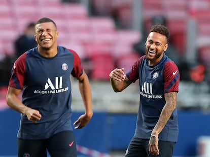 Mbappé e Neymar riem durante o treinamento anterior à final.