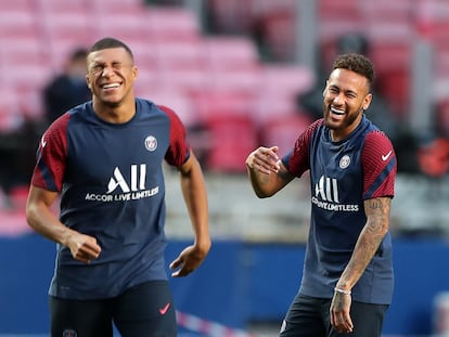 Mbappe y Neymar ríen durante el entrenamiento previo a la final.