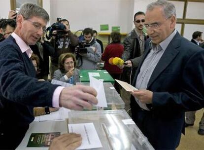 El candidato número uno del PSOE al Congreso de los Diputados por Sevilla, Alfonso Guerra, durante su votacion esta mañana en Sevilla, donde también se celebran elecciones al parlamento andaluz.