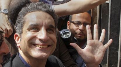 El c&oacute;mico televisivo egipcio Bassem Youssef, a su entrada a la oficina del fiscal el domingo 31.