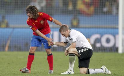 Puyol consuela a Schweinsteiger tras el partido de semifinales del Mundial de Sudáfrica entre España y Alemania