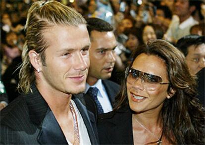 David Beckham y su esposa, Victoria, a su llegada, días atrás, a Japón.