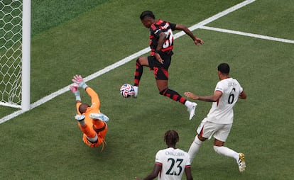 Bruno Henrique marca el primer gol ante el Chelsea.