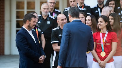 Pedro Sánchez saluda a Luis Rubiales durante la recepción del presidente del Gobierno en funciones a la selección de fútbol femenino, este martes en Moncloa.