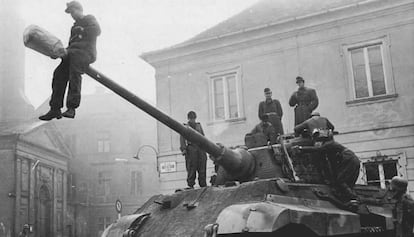 Un tanque alem&aacute;n King Tiger  (K&ouml;nigstiger) en las calles de Budapest en 1944.