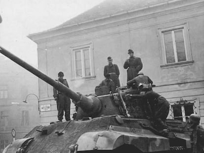 Un tanque alem&aacute;n King Tiger  (K&ouml;nigstiger) en las calles de Budapest en 1944.