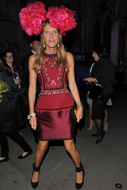 La editora de la edición nipona de Vogue, Anna Dello Russo, no sorprendió con este maxi tocado floral en una de las fiestas celebradas el pasado fin de semana en Londres. Un look exuberante al que ya nos tiene acostumbrados.