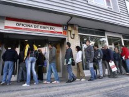 Parados haciendo cola en una oficina de empleo en Madrid