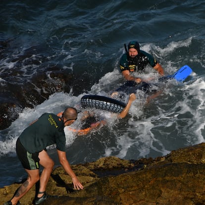 Ceuta /10.09.2025.-  Aparece un segundo cadaver en menos de 24 horas, el numero en lo que llevamos de año asciende a28. Un varon vestido con ropa deportiva, sin neopreno,  con aletas y un flotador ha aparecido en la playa de San Amaro, en la bahia norte de Ceuta. Por la dificultad de acceso han tenido que rescatar el cadaver los geas por mar.