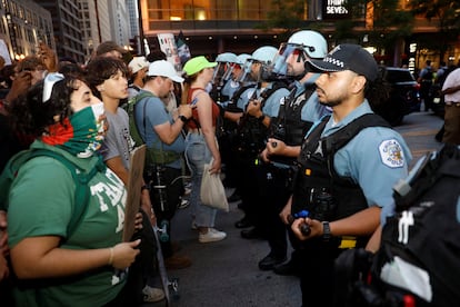 Policías y manifestantes, encarados durante las protesta en Chicago. 