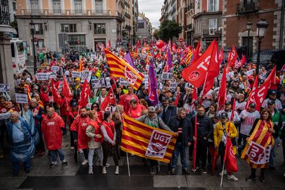 La columna que empezó en Atocha se junta en la Plaza Mayor con las que salían de plaza de España y la Puerta de Toledo.
