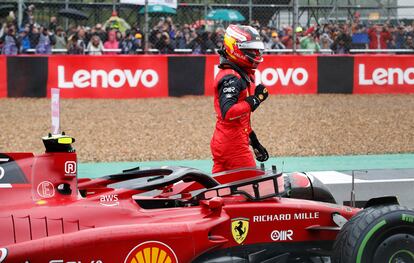 Carlos Sainz celebra la pole en Silverstone.