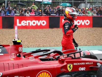 Carlos Sainz celebra la pole en Silverstone.