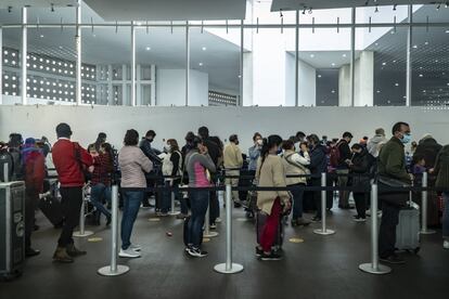 La fila para pasajeros que esperan un reembolso por la cancelación de sus vuelos sigue siendo atendida por personal de Aeroméxico.