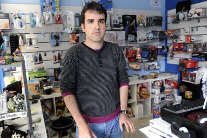 Alejandro Fernández, ayer en su tienda de informática en Avilés.