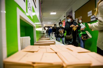 Papeletas en un colegio electoral de Madrid. Un total de 340 notarios de la Comunidad de Madrid permanecerán de guardia este martes durante la jornada electoral al poder ser requerida su intervención en varias fases del procedimiento electoral.