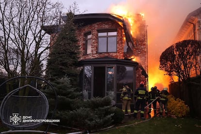 Un equipo de bomberos trabaja en Dnipro, la zona atacada este jueves por misiles rusos.